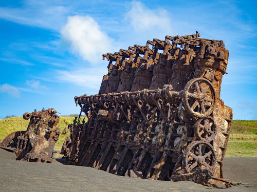 海底隆起によって姿を現し亜熱帯の太陽に焼かれる錆びて赤茶けた沈船のエンジンなど