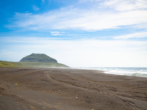 砕けた波の飛沫が強い風に乗って流れまるで砂浜から沸き立つ霞に覆われたような千鳥ヶ浜