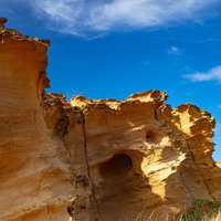 奇怪な岩が見られる硫黄島釜岩の写真