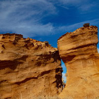 波や風の浸食を受けた岩が独特の姿を見せるの写真