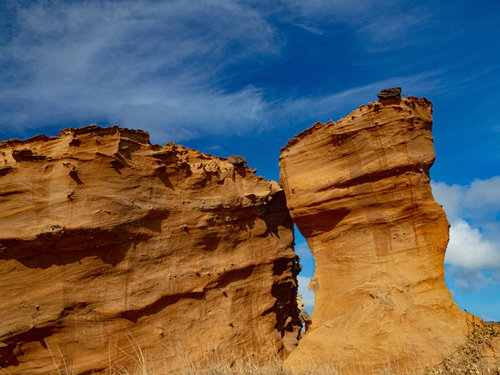 波や風の浸食を受けた岩が独特の姿を見せる