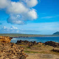 釜岩から観る千鳥ヶ浜の沈船群と摺鉢山の写真