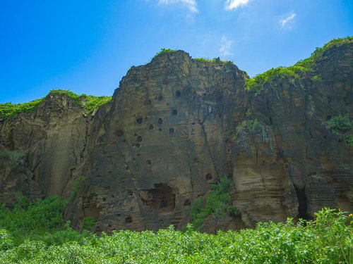 神山海岸断崖に残る弾痕