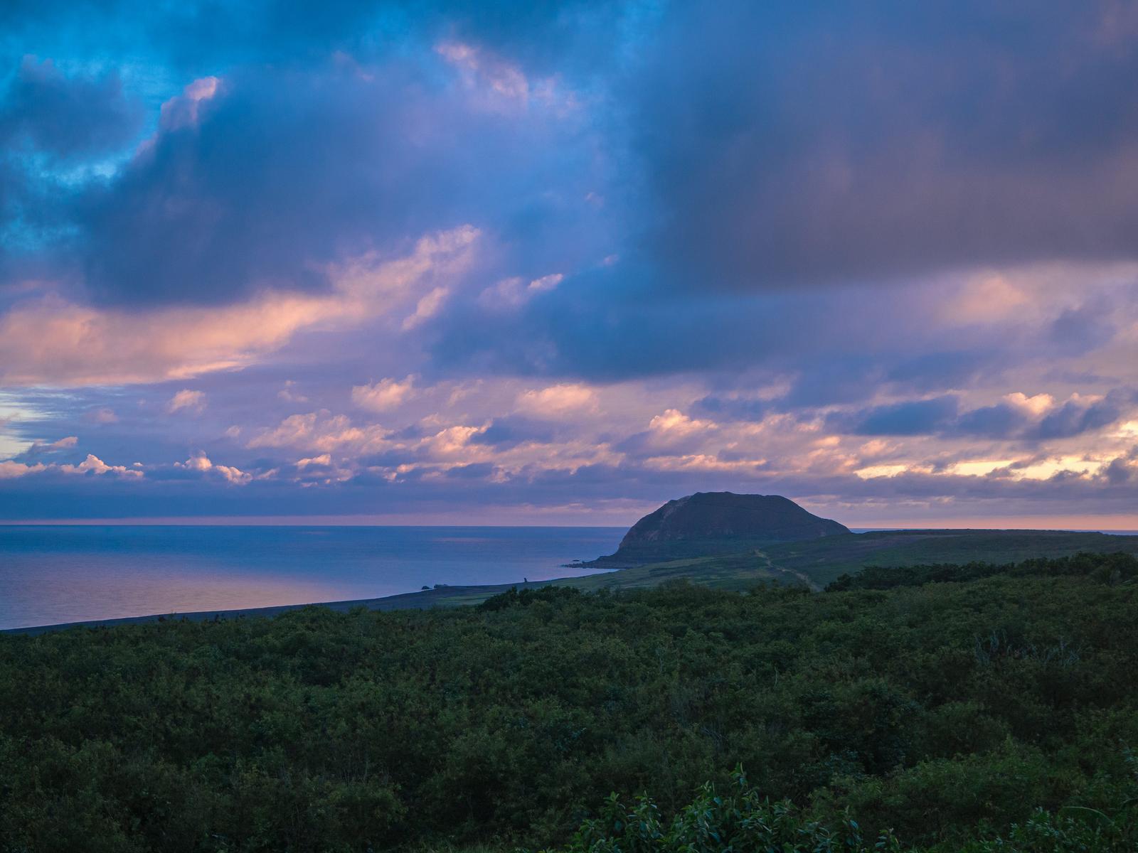 硫黄島の摺鉢山を望む夕暮れの海岸風景