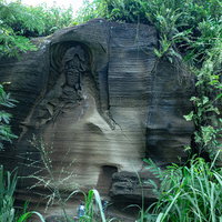 硫黄島の崖に刻まれた平成観音の写真