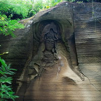 神山海岸台上の崖から優しく見守る平成観音の写真