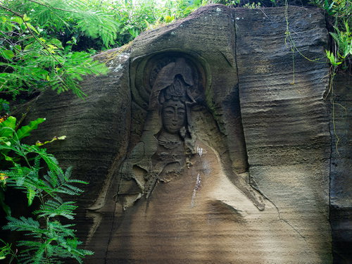 神山海岸台上の崖から優しく見守る平成観音