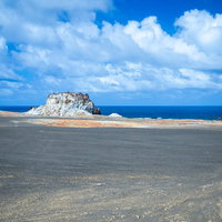 日出浜側から見た金剛岩の写真