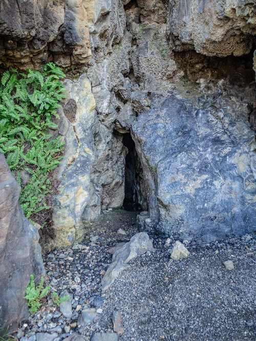 吹き出したガスや水蒸気が岩壁で冷やされ滴り溜まった島唯一の真水である銀明水（ぎんめいすい）