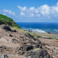 白い蒸気を吹き出している硫黄島の千鳥温泉の写真