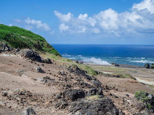 白い蒸気を吹き出している硫黄島の千鳥温泉