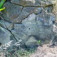 弾痕に錆びついた弾丸が残る北の鼻の塹壕跡の写真