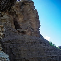 北の鼻の浜への沿道の岸壁の写真