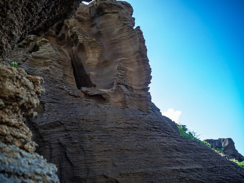 北の鼻の浜への沿道の岸壁