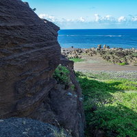 北の鼻の浜へと向かう岩壁沿いの道の写真