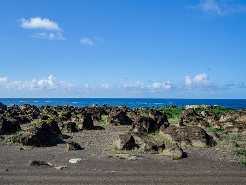 ごつごつとした岩がいくつも並ぶ北の鼻の海岸