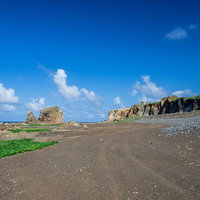 北の鼻の海岸の眺めと崖側の石積の写真