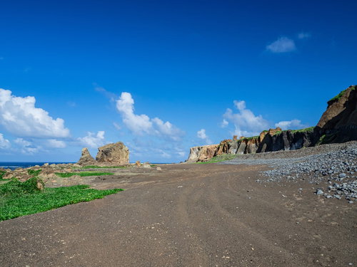 北の鼻の海岸の眺めと崖側の石積