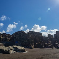 島の夏の太陽に照らされる北の鼻の海岸の様子の写真