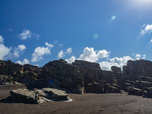 島の夏の太陽に照らされる北の鼻の海岸の様子