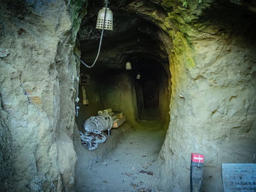 ▲給水部壕に残る軍機密のろ過機（浄水器）