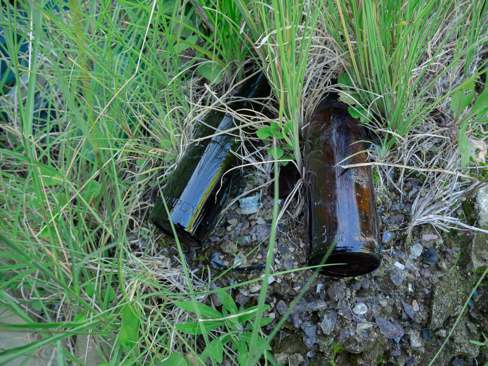 硫黄島の給水部壕口に転がる「NIPPON」の文字が残る茶色い空き瓶