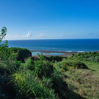 北の鼻から臨む真夏の為八海岸にここ一年の隆起でできた海岸の大きな水たまりの写真