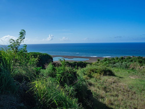 北の鼻から臨む真夏の為八海岸にここ一年の隆起でできた海岸の大きな水たまり