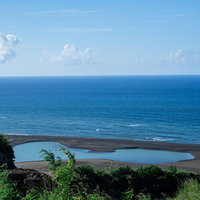 ここ一年の隆起でできた為八海岸の水たまりの写真