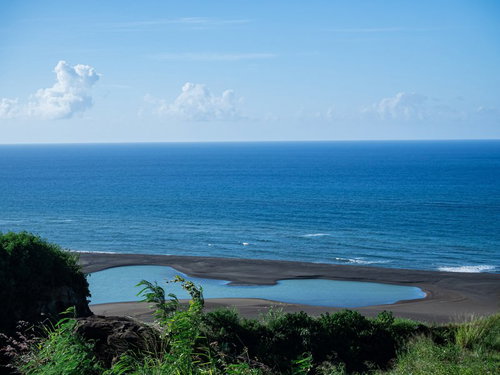 ここ一年の隆起でできた為八海岸の水たまり