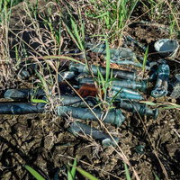 給水部壕への沿道に残る大量の注射器の写真