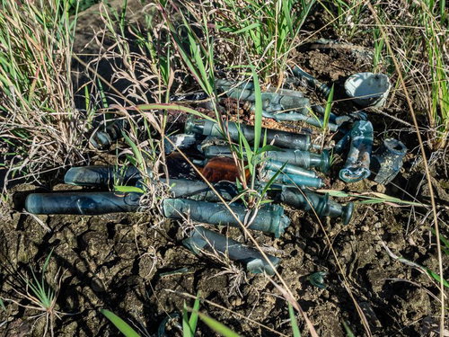 給水部壕への沿道に残る大量の注射器