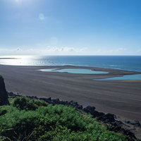 輝く海とここ一年の為に取り残された八海岸の水たまりの写真