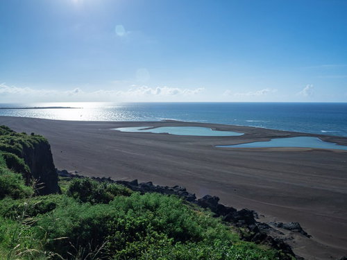 輝く海とここ一年の為に取り残された八海岸の水たまりの写真