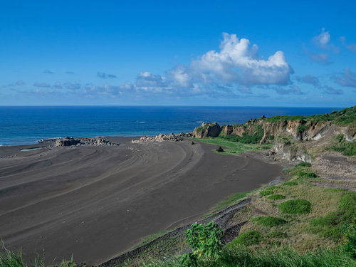 ▲度重なる隆起でできた砂浜の年輪にような海岸線の跡