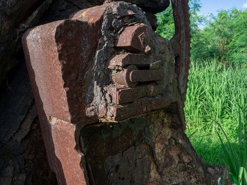 錆びついた高角砲の迎角調整部