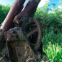 錆びつきながらも形を残す高角砲の迎角調整部の写真