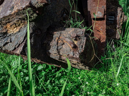 錆びつきボロボロの高角砲後部