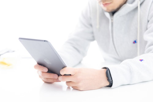 iPadminiで読書する男性