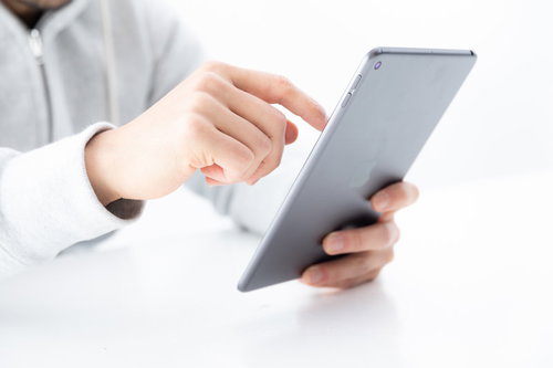 iPadminiを片手持ちしてスワイプする一本指操作