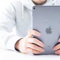 iPadminiのカメラ機能をチェックする男性の写真