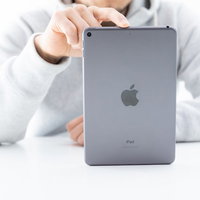 使いやすいiPad miniを一本指で持つの写真