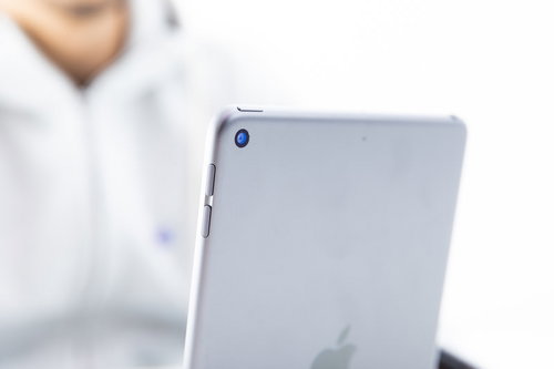 iPadminiのリアカメラとボタン