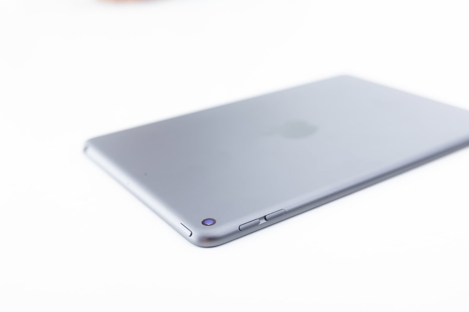 白い背景に置かれたiPad miniの背面
