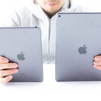 iPadを見比べる髭面のブロガーの写真