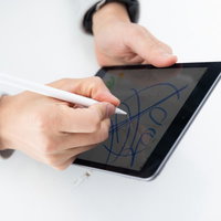Apple Pencilの書き心地を確かめる男性の写真