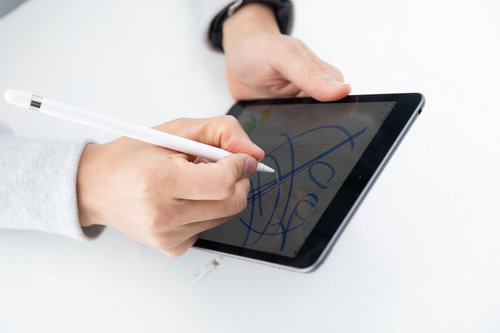 Apple Pencilの書き心地を確かめる男性