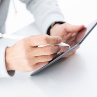 Apple Pencilで画面に書き込む男性の写真