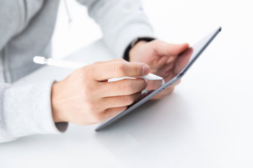 Apple Pencilで画面に書き込む男性