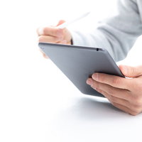 iPadminiでApplePencilを試そうとする男性の写真